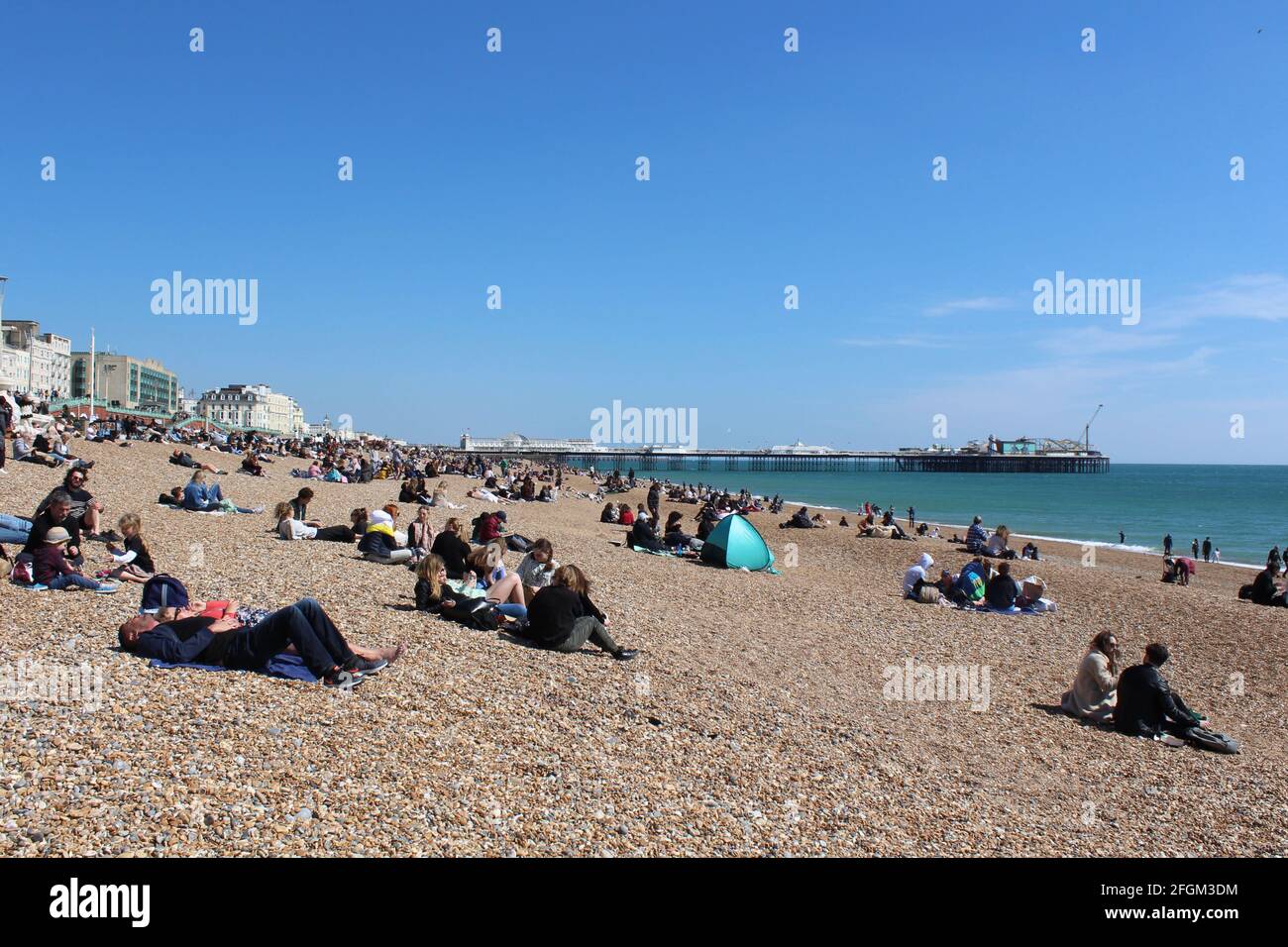 Menschen, die es genießen, die Sperrbeschränkungen in Brighton, England, Großbritannien, zu lockern. Stockfoto