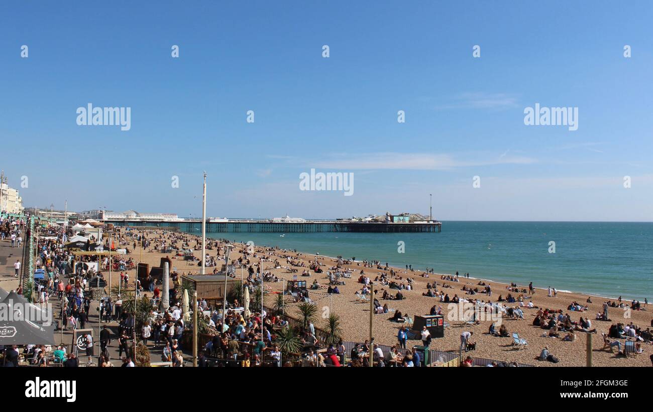 Menschen, die es genießen, die Sperrbeschränkungen in Brighton, England, Großbritannien, zu lockern. Stockfoto