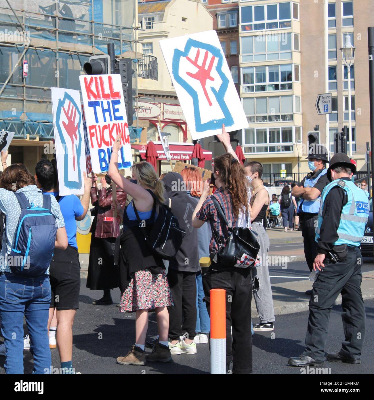 Demonstration gegen Polizeigesetz auf den Straßen von Brighton, England, Großbritannien Stockfoto