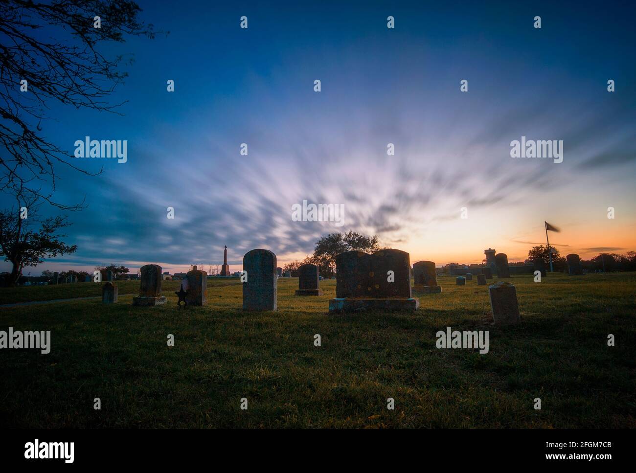 Nantucket Cemetery bei Sonnenuntergang mit warmen Lichtstrahlen und sich schnell bewegenden Wolken, Zeit vergeht durch Konzept. Stockfoto