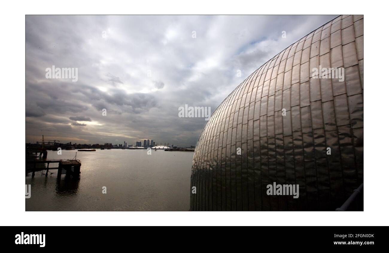 Um eine Flutwelle der Panik als Katastrophenfilm Flood Screens im März 2008 zu verhindern, erhielt die Presse eine Tour durch die Thames Barrier, die London in den nächsten 100 Jahren vor Überschwemmungen schützen wird. Mit Canary Wharf und dem Millenium Dome in der Nähe.Foto von David Sandison The Independent Stockfoto