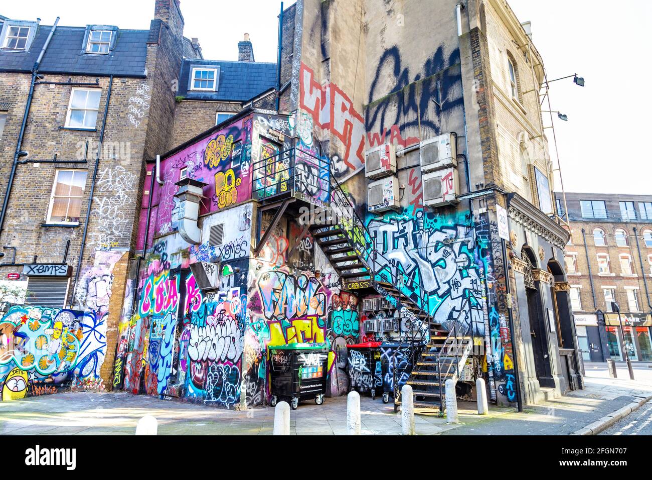 Rückseite eines Gebäudes mit Graffiti, Street Art, Tags und Wandgemälden auf New Inn Yard, Shoreditch, London, Großbritannien Stockfoto