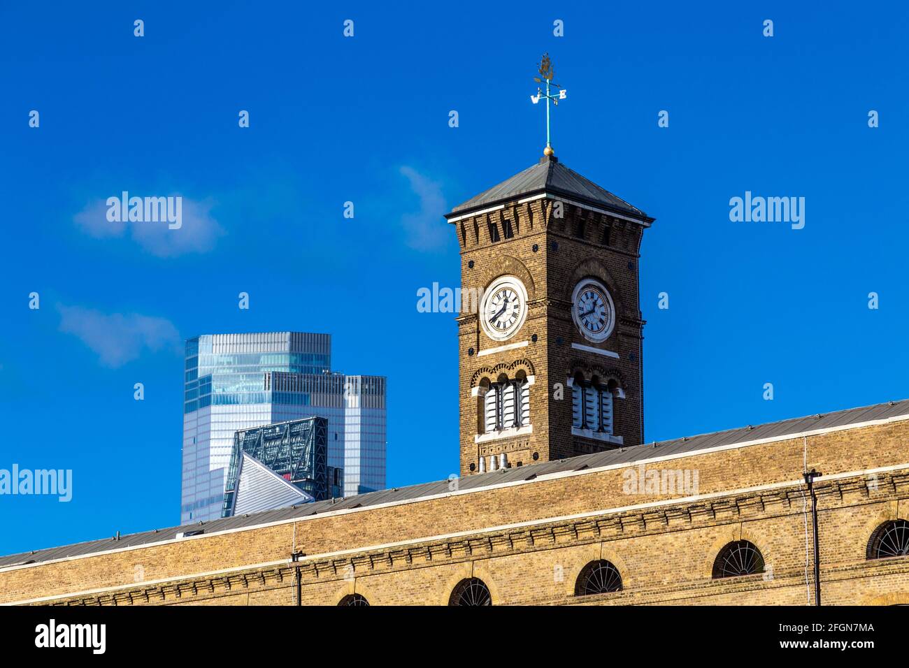 Uhrenturm des Elfenbeinhauses, Lagerhaus aus dem 19. Jahrhundert, das zur Lagerung von Luxusgütern - Elfenbein, Seide, Federn, in Wohnungen und Einzelhandel umgewandelt wurde Stockfoto