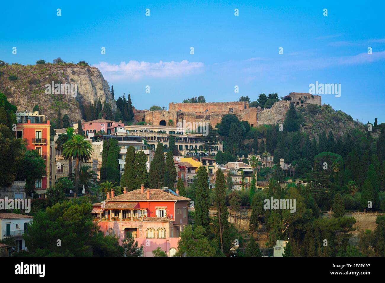 Sizilien, in der Dämmerung sehen Sie die hügelige Lage von Taormina mit dem antiken griechischen Theater über der Stadt in der Skyline von Sizilien. Stockfoto