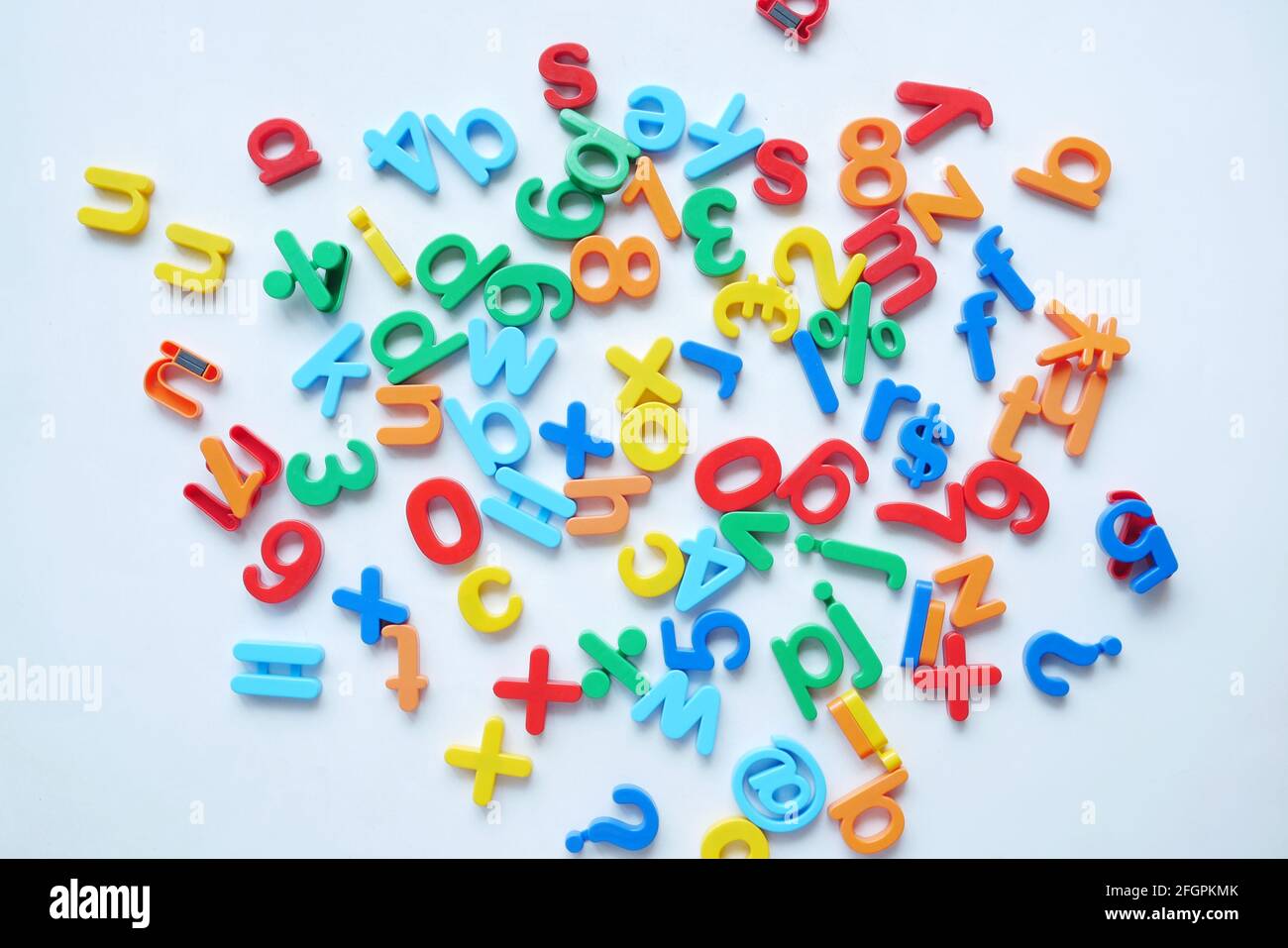 Bunte Plastikbuchstaben auf weißem Hintergrund, Draufsicht Stockfoto