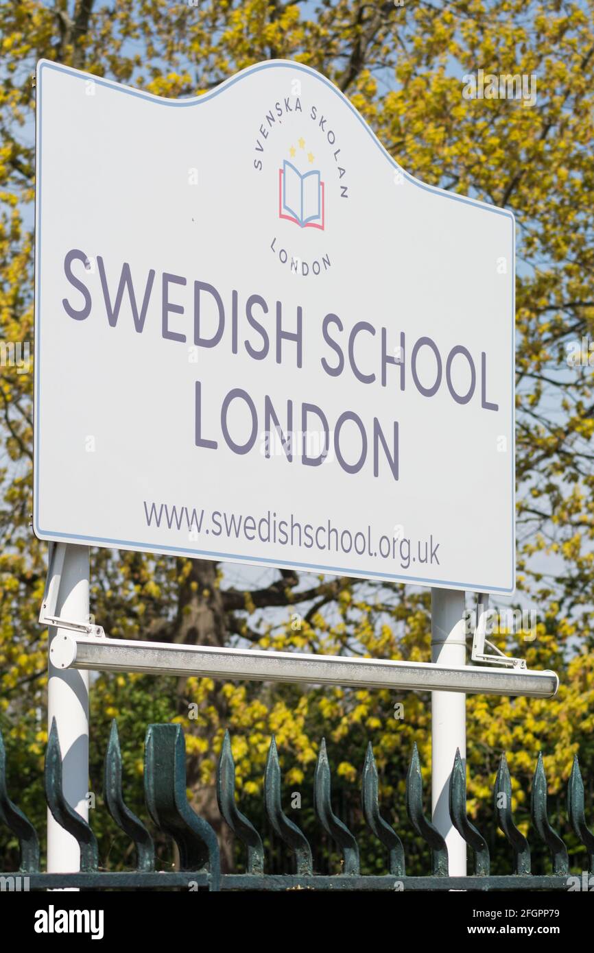 Schulschilder außerhalb der Schwedischen Schule, Barnes, London, Großbritannien Stockfoto