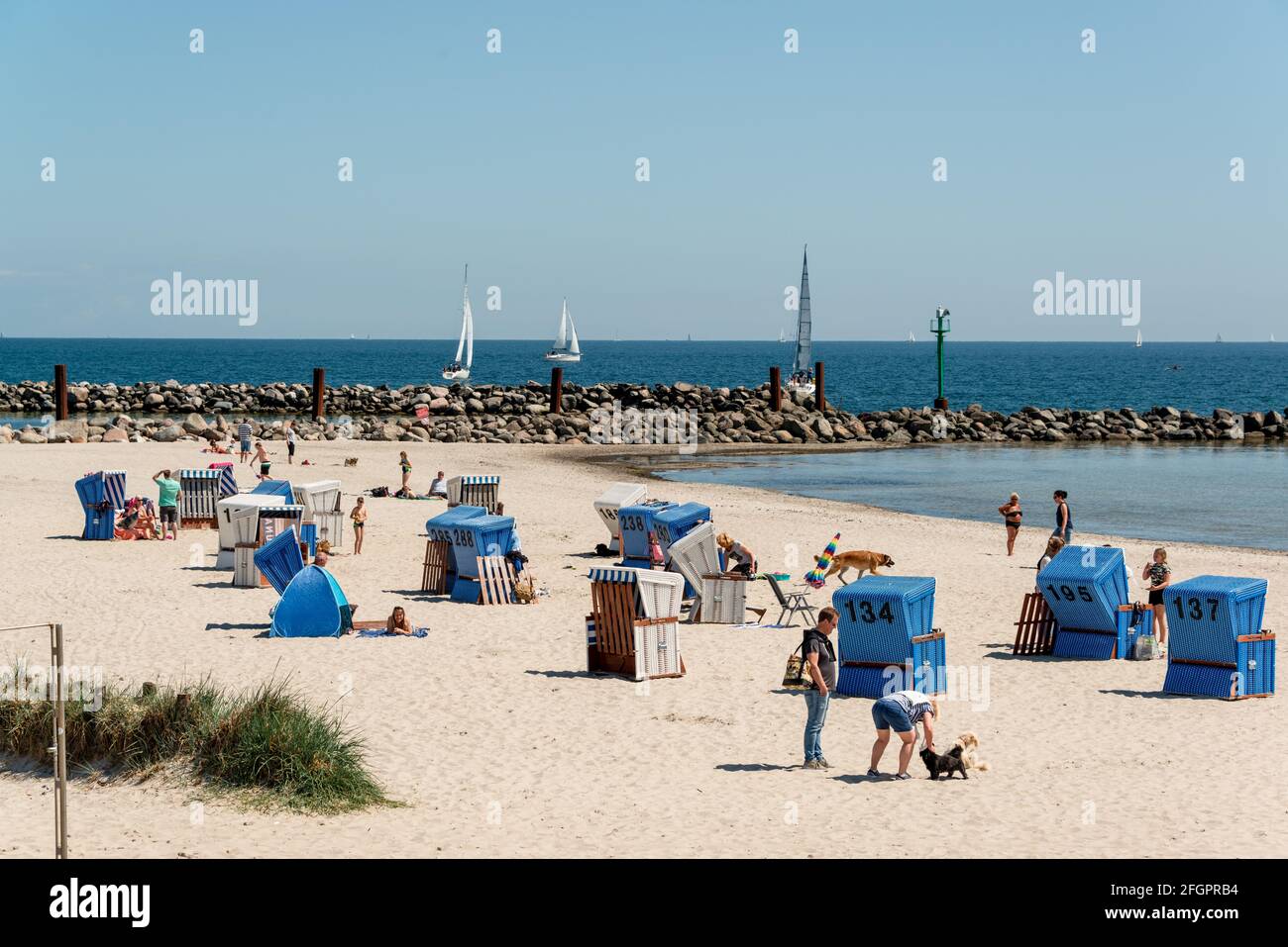 Schleswig-Holstein, April 2021 - Sommerliche Impressionen aus dem Ostseebad Damp mit Strandmotiven Stockfoto