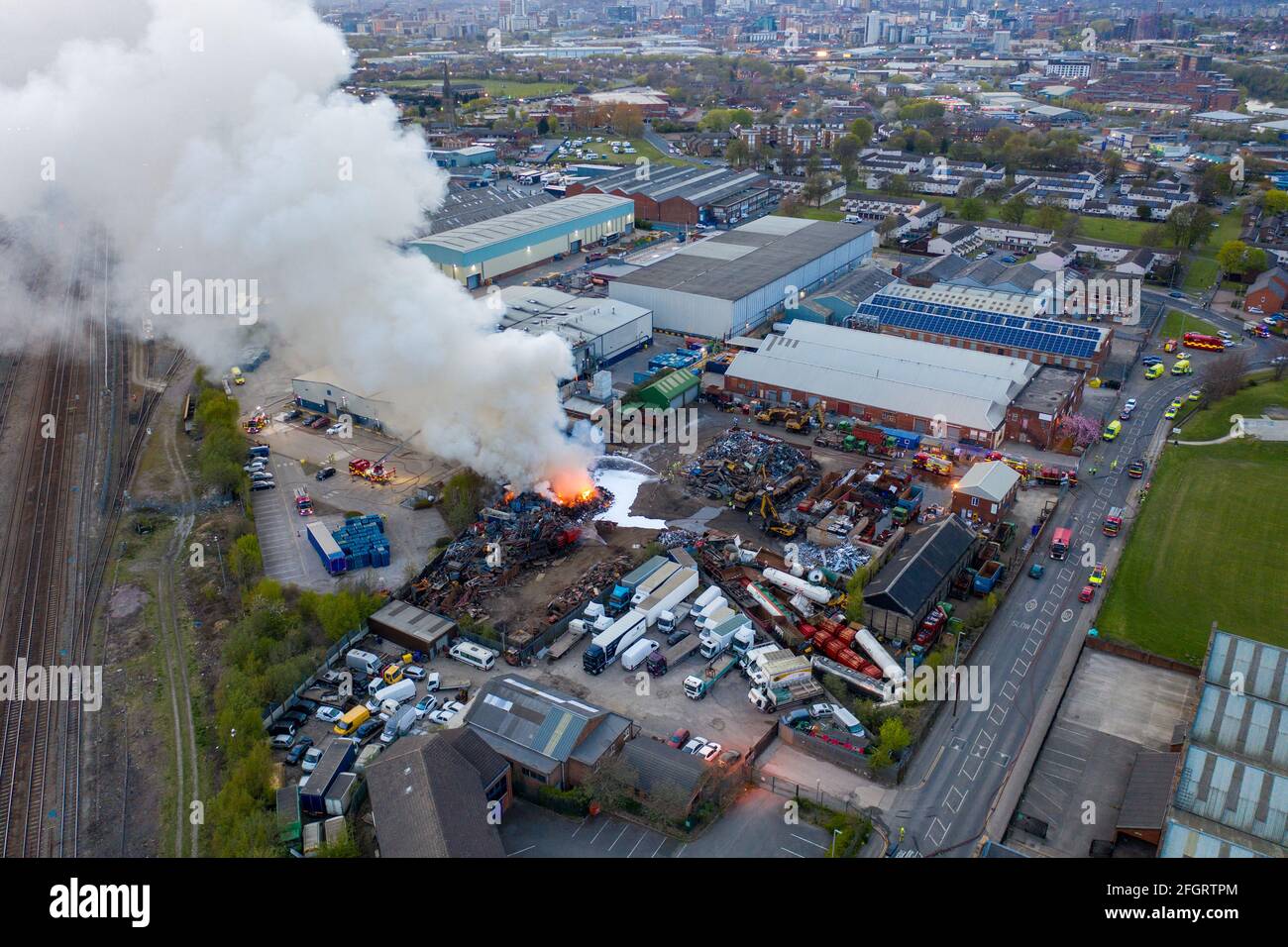 Leeds UK, 24. April 2021: Luftaufnahme eines Großbrands in einem Schrottplatz in der Stadt Hunslet in Leeds West Yorkshire, Großbritannien, mit Feuerwehrleuten Stockfoto