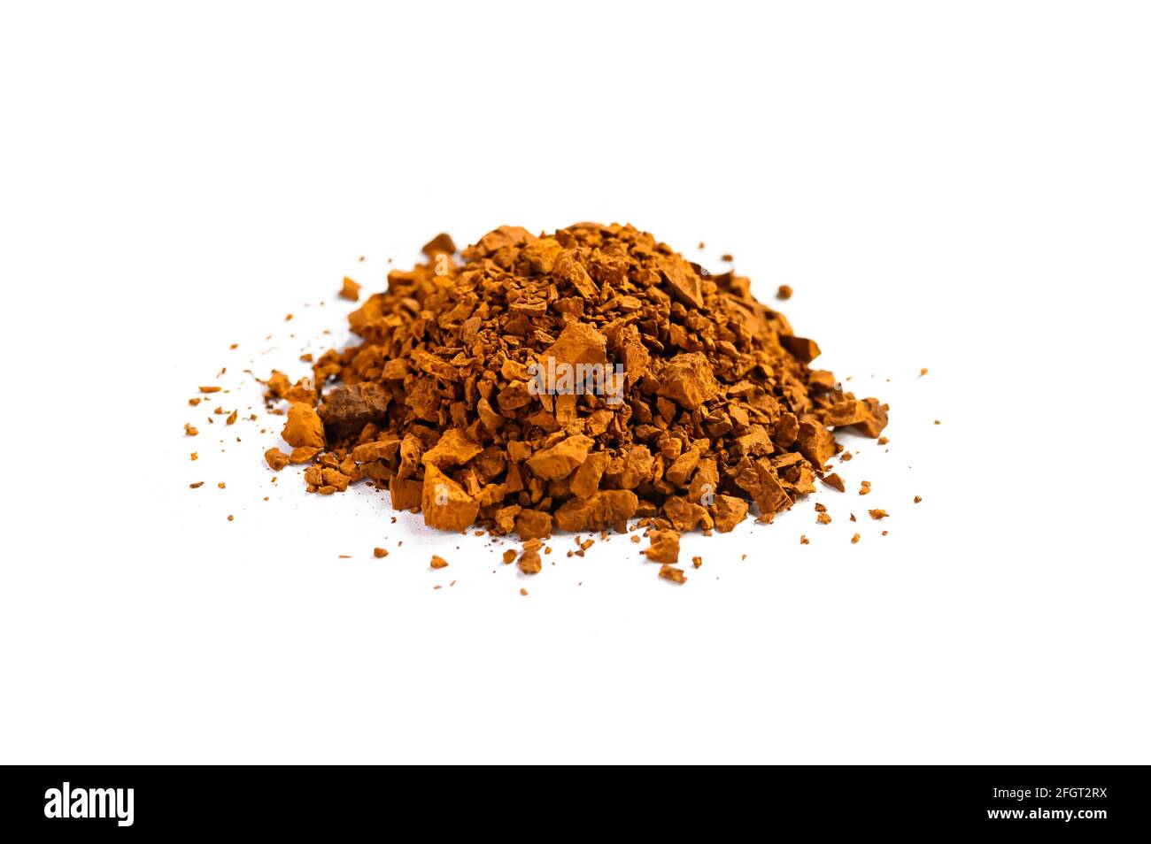 Chaga Pilz. Ein Haufen von kleinen Stücken natürlichen wilden Birkenpilz Chaga auf weißem Hintergrund isoliert Stockfoto