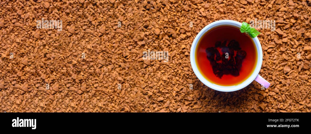 Chaga-Pilztee. Eine Tasse gebrühter Tee aus Birkenpilz-Chaga auf einem Stapel kleiner Bruchstücke. Platz für Text. Banner Stockfoto