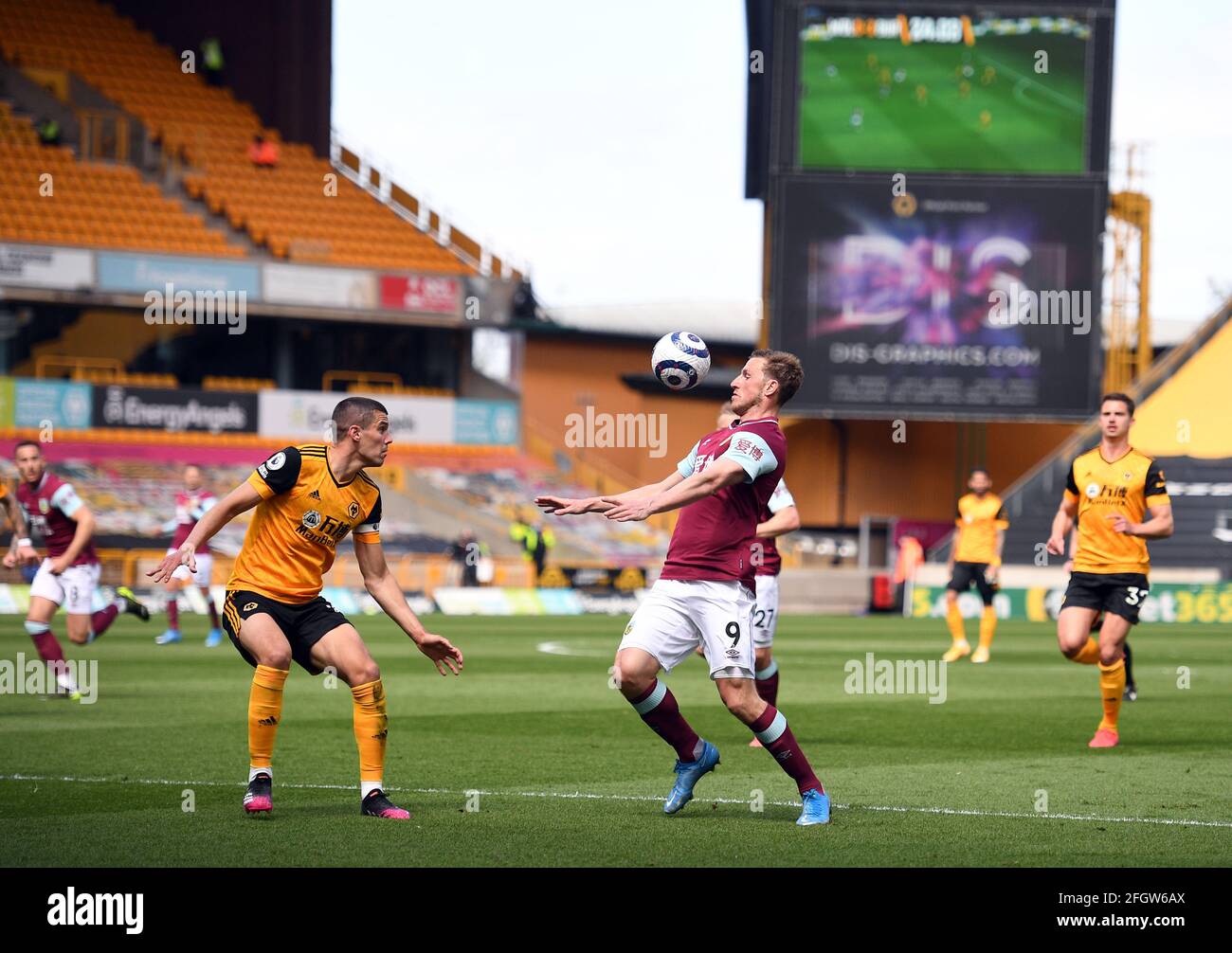 Chris Wood von Burnley im Kampf gegen Conor Coady von Wolverhampton Wanderers während des Premier League-Spiels im Molineux Stadium in Wolverhampton. Bilddatum: Sonntag, 25. April 2021. Stockfoto