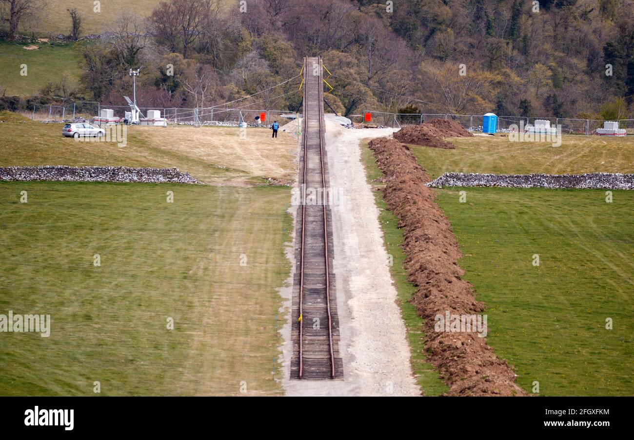 Eine Bahnstrecke in einem Steinbruch in der Nähe von Stoney Middleton in Derbyshire, die als Drehort für den neuesten Film Mission: Impossible berichtet wurde. Mission: Der unmögliche Star Tom Cruise hat in den letzten Tagen Actionszenen auf einer beweglichen Dampflokomotive in den North York Moors angefüllt. Bilddatum: Sonntag, 25. April 2021. Stockfoto