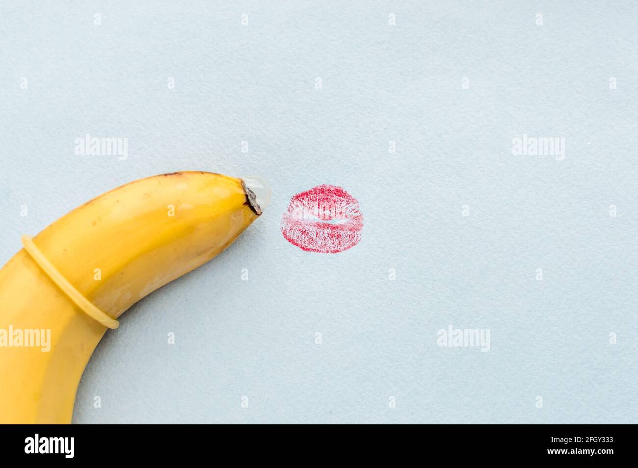Banane in einem Kondom und einem Abdruck von roten Lippen. Konzept Oralsex  Stockfotografie - Alamy