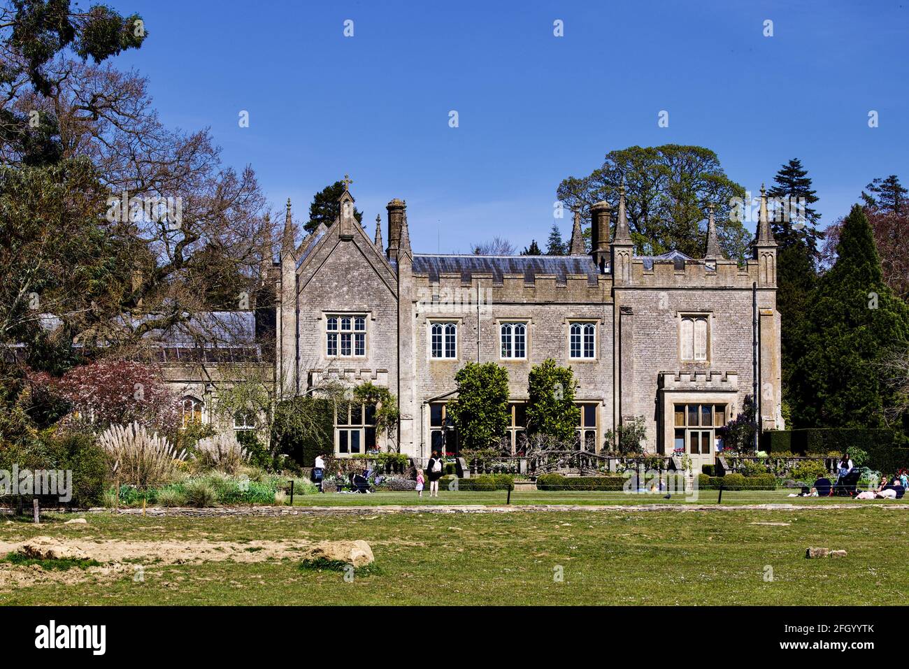 Cotswold Wildlife Park, Herrenhaus, das von William Atkinson entworfen und von Richard Pace aus Lechlade im damals modischen georgianischen gotischen Stil erbaut wurde Stockfoto