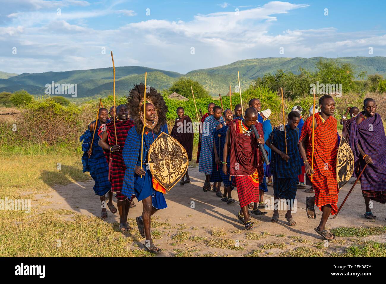 NGORONGORO, TANSANIA - 15. Februar 2020: Gruppe von massai-Kriegern, die an einem traditionellen Tanz mit hohen Sprüngen teilnehmen, ausgewählter Fokus Stockfoto