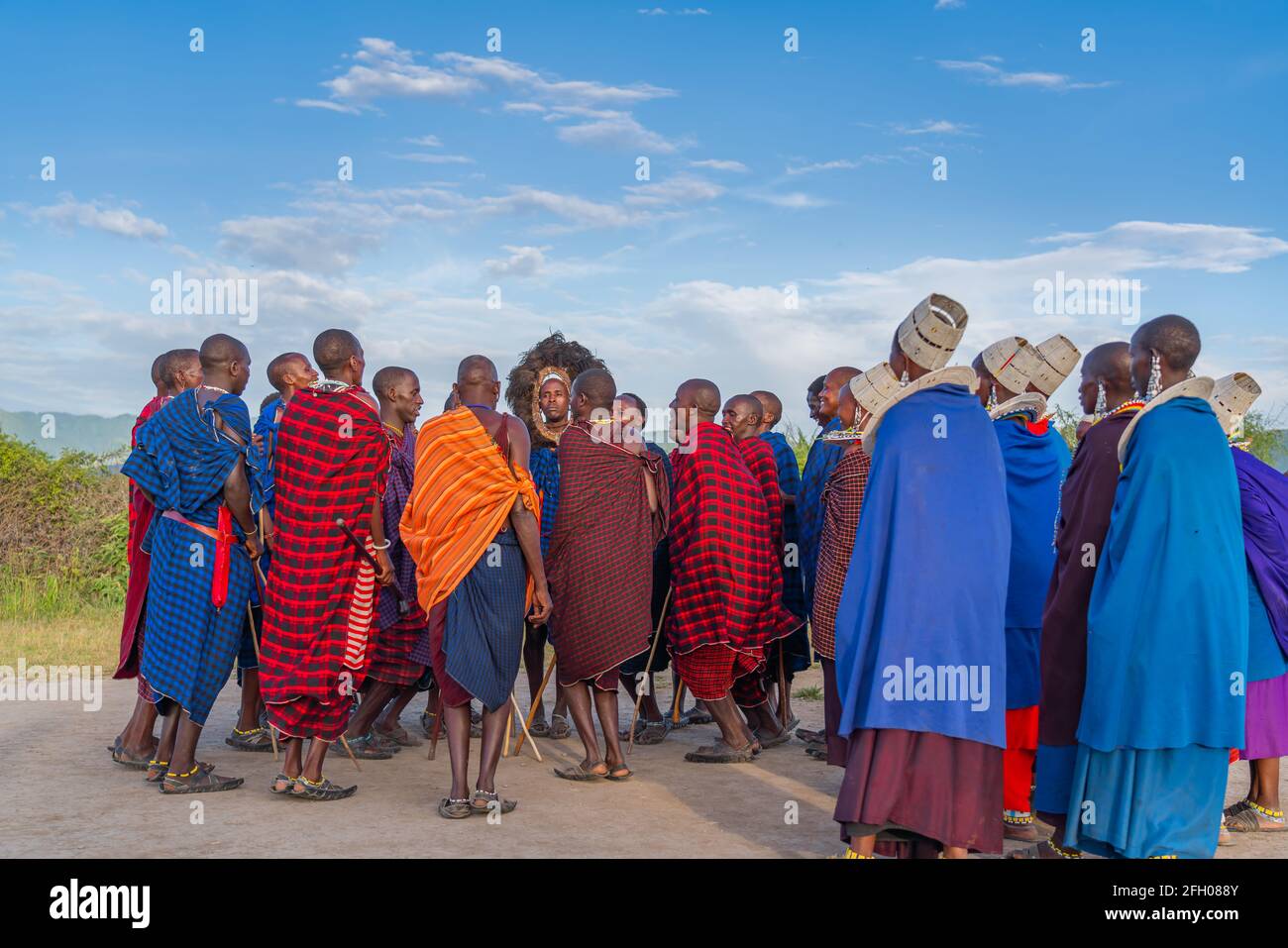 NGORONGORO, TANSANIA - 15. Februar 2020: Gruppe von massai-Kriegern bleibt in der Runde und nimmt an einem traditionellen Tanz Teil, ausgewählter Fokus Stockfoto