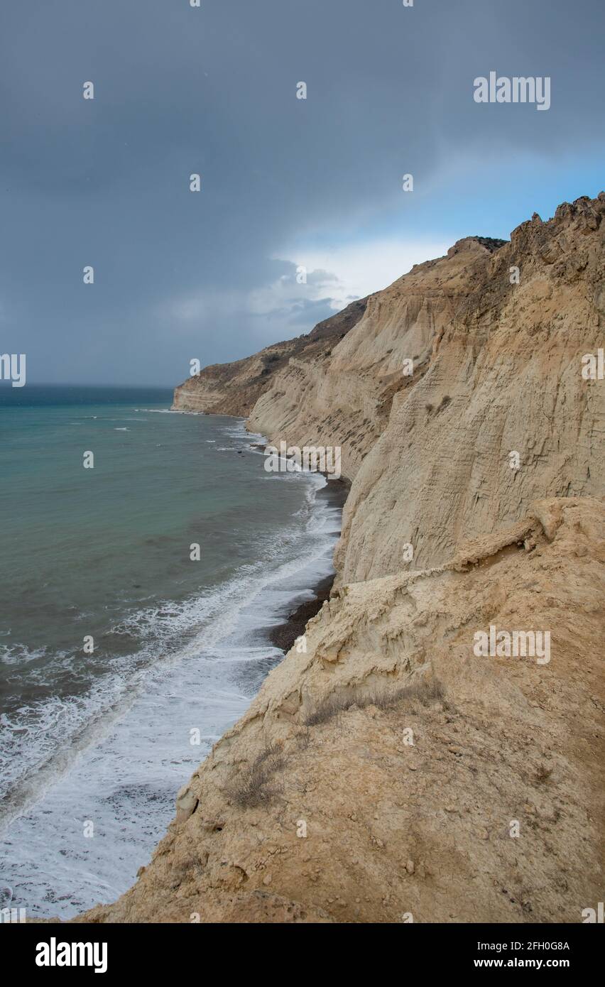 Stürmischer Himmel mit dramatischen Wolken und Meer. Stürmisches Wetter am Meer Stockfoto