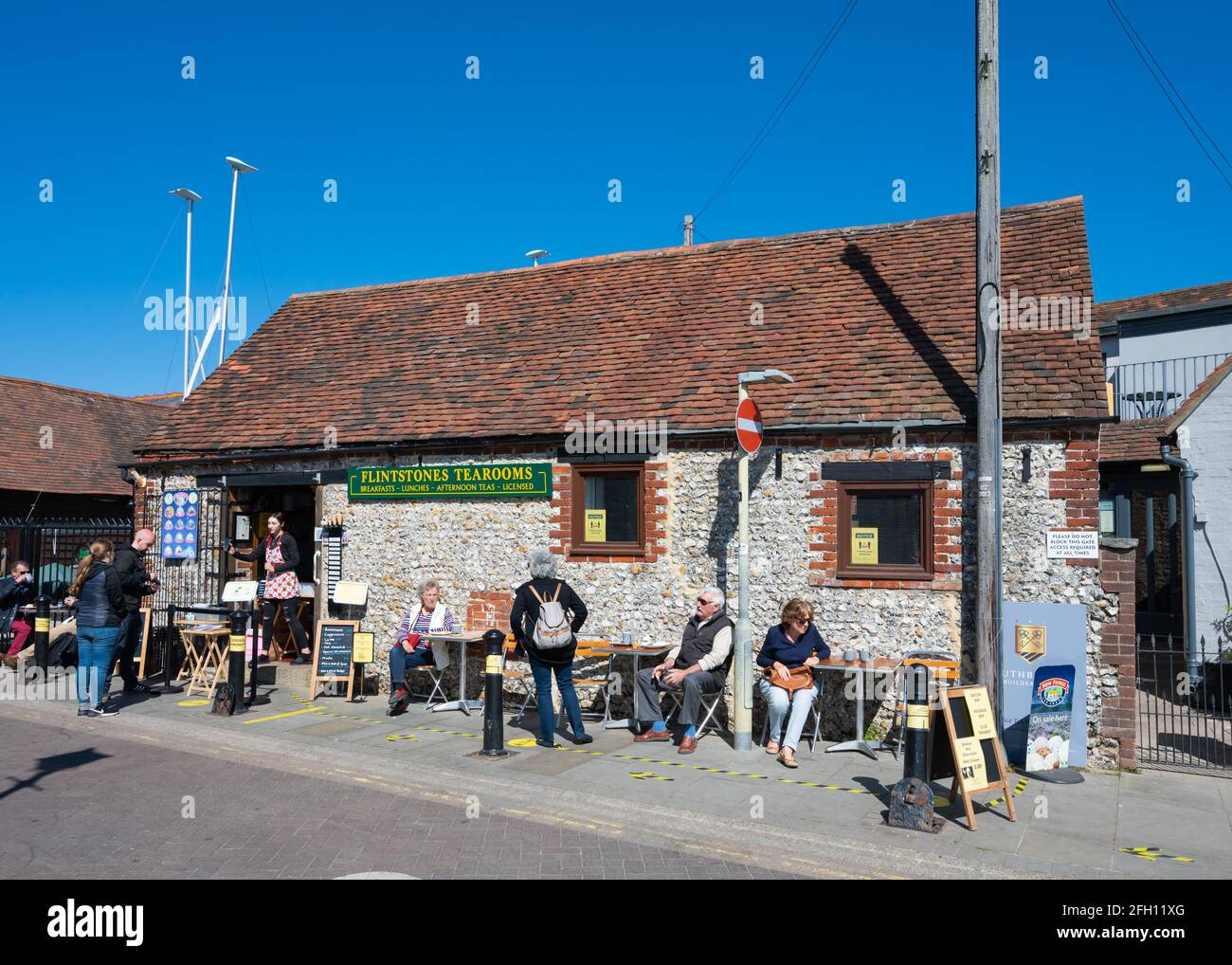 Flintstones Tearooms Café mit Sitzplätzen im Freien in Emsworth, Hampshire, England, Großbritannien. Stockfoto