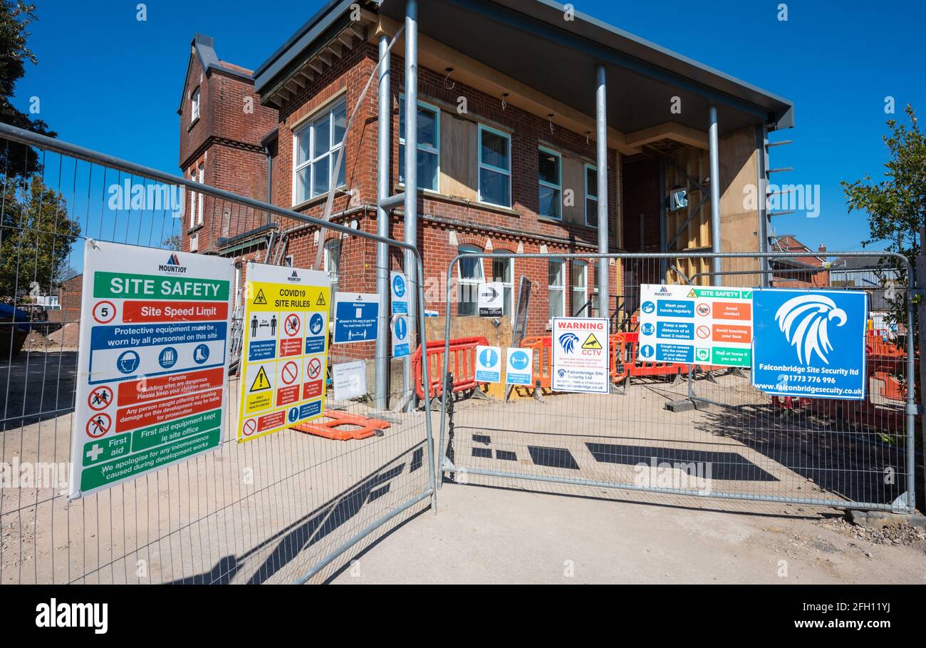 Baustelle am Victoria Cottage Hospital, das zur neuen Emsworth Surgery in Emsworth, Hampshire, Großbritannien, umgebaut wird. Stockfoto
