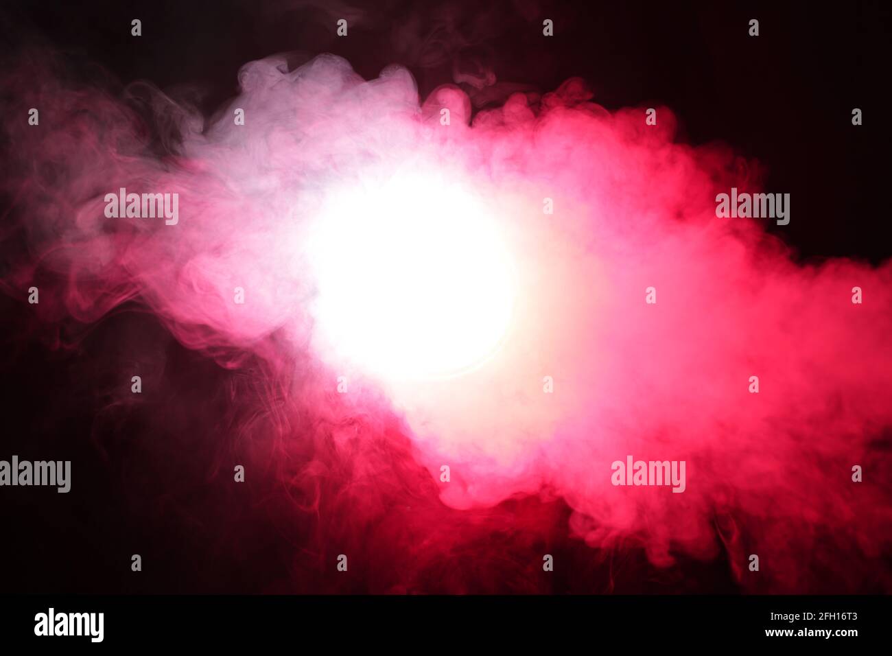 Rauch in rotem Licht auf schwarzem Hintergrund Stockfoto
