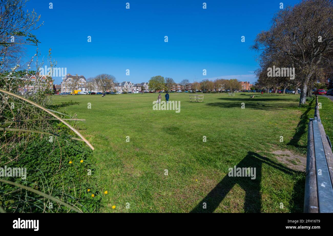 Caffyns Field, ein großer Park im Frühjahr in Littlehampton, West Sussex, England, Großbritannien. Stockfoto