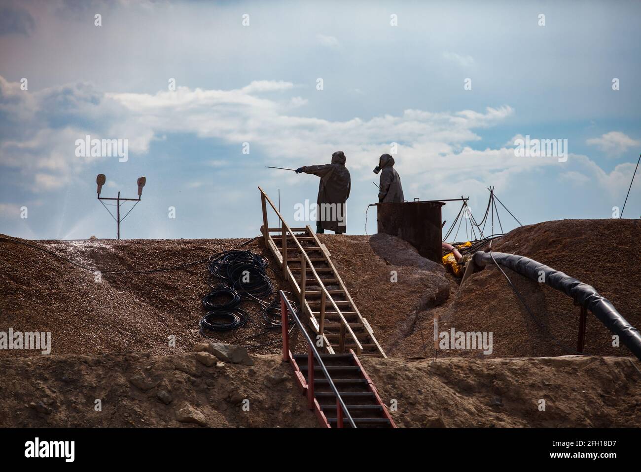 Bergbau- und Verarbeitungsanlage. Der Chemiker verwendet Kaliumcyanid zur Goldveredelung. Gefahrgutanzüge und Gasmasken. Region Almaty, Kasachstan. Stockfoto