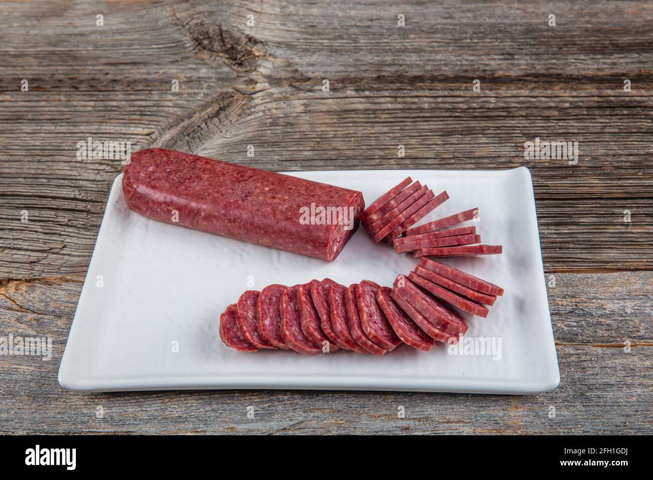 Abgeflachte, halbgetrocknete traditionelle, einzigartige bulgarische Salami namens Lukanka Stockfoto