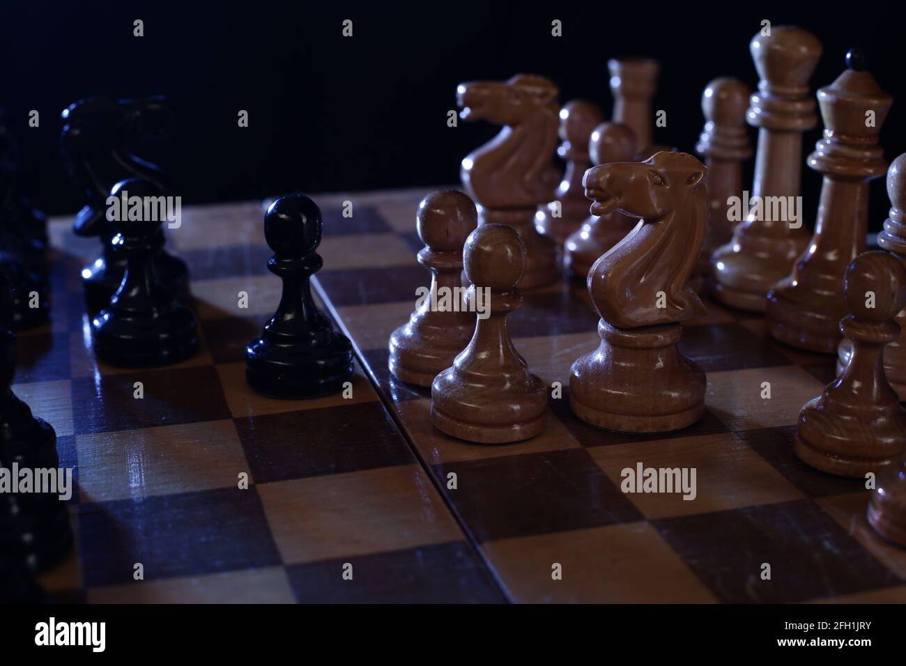 Schach ist ein Brettspiel. Schachfiguren auf dunklem Hintergrund Stockfoto