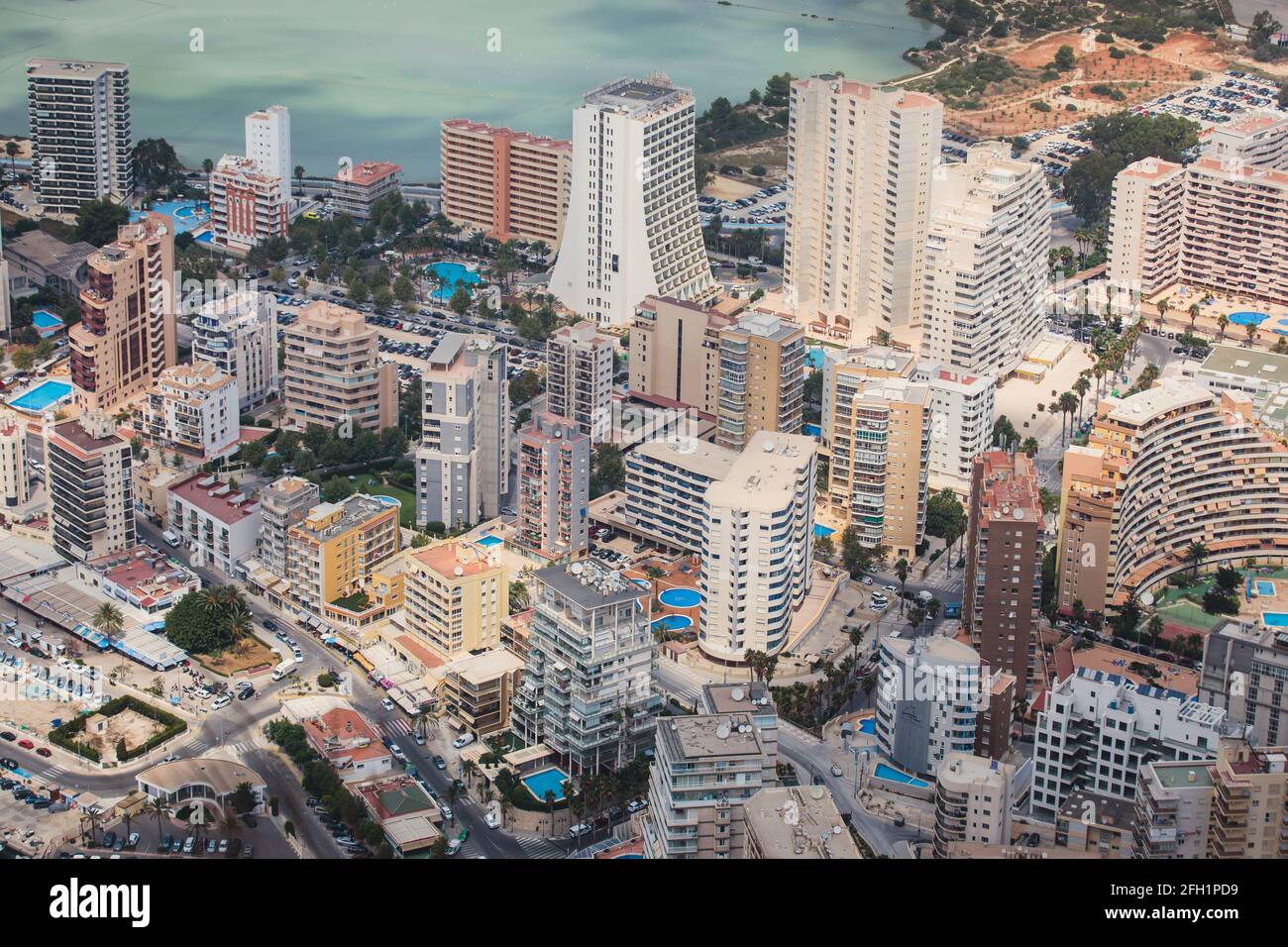 Sommeransicht von Calpe Stadt, Calp, mit Hafen und Strand und Penon de Ifach Berg, Marina Alta, Provinz Alicante, Bundesland Valencia, Spanien Stockfoto