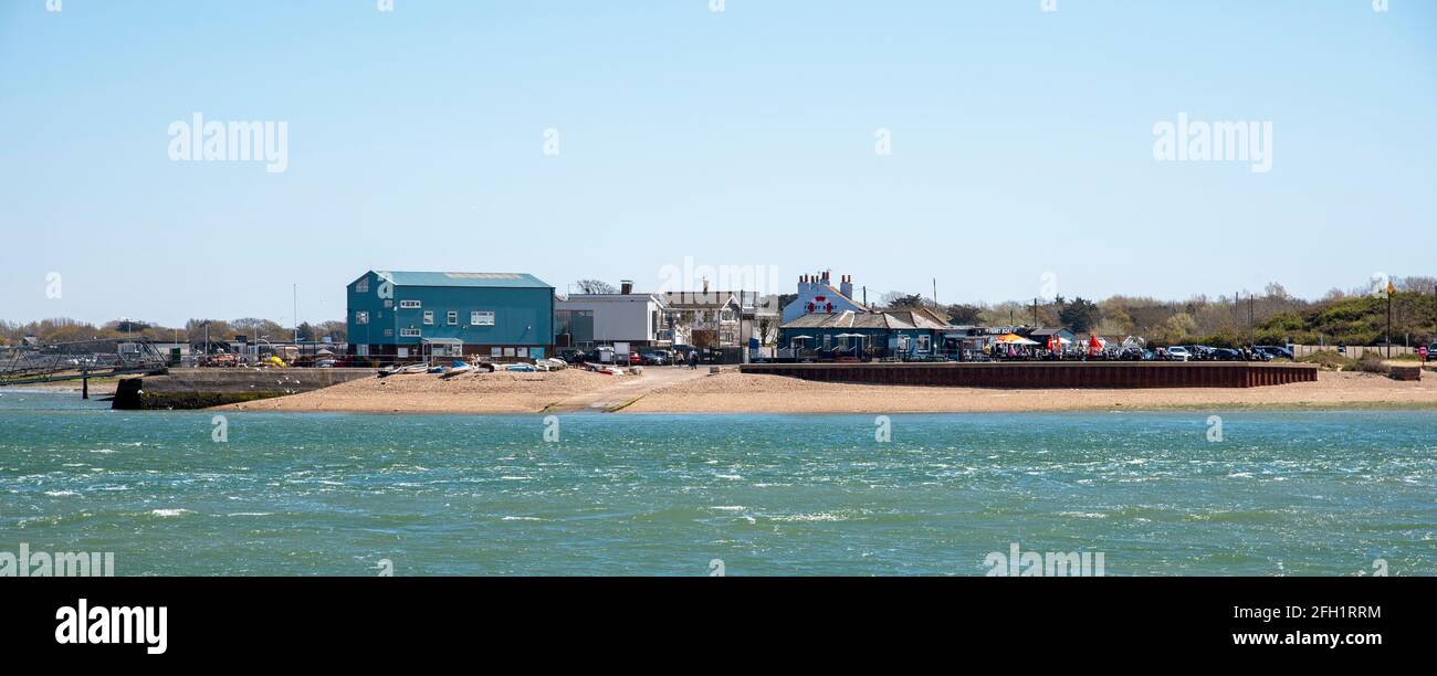 Hayling Island, Hampshire, England, Großbritannien. 2021. Sinah Beach auf Hayling Island mit einem Pub und Café in der Nähe des Strandes, von Eastney, Southsea, Großbritannien aus gesehen Stockfoto