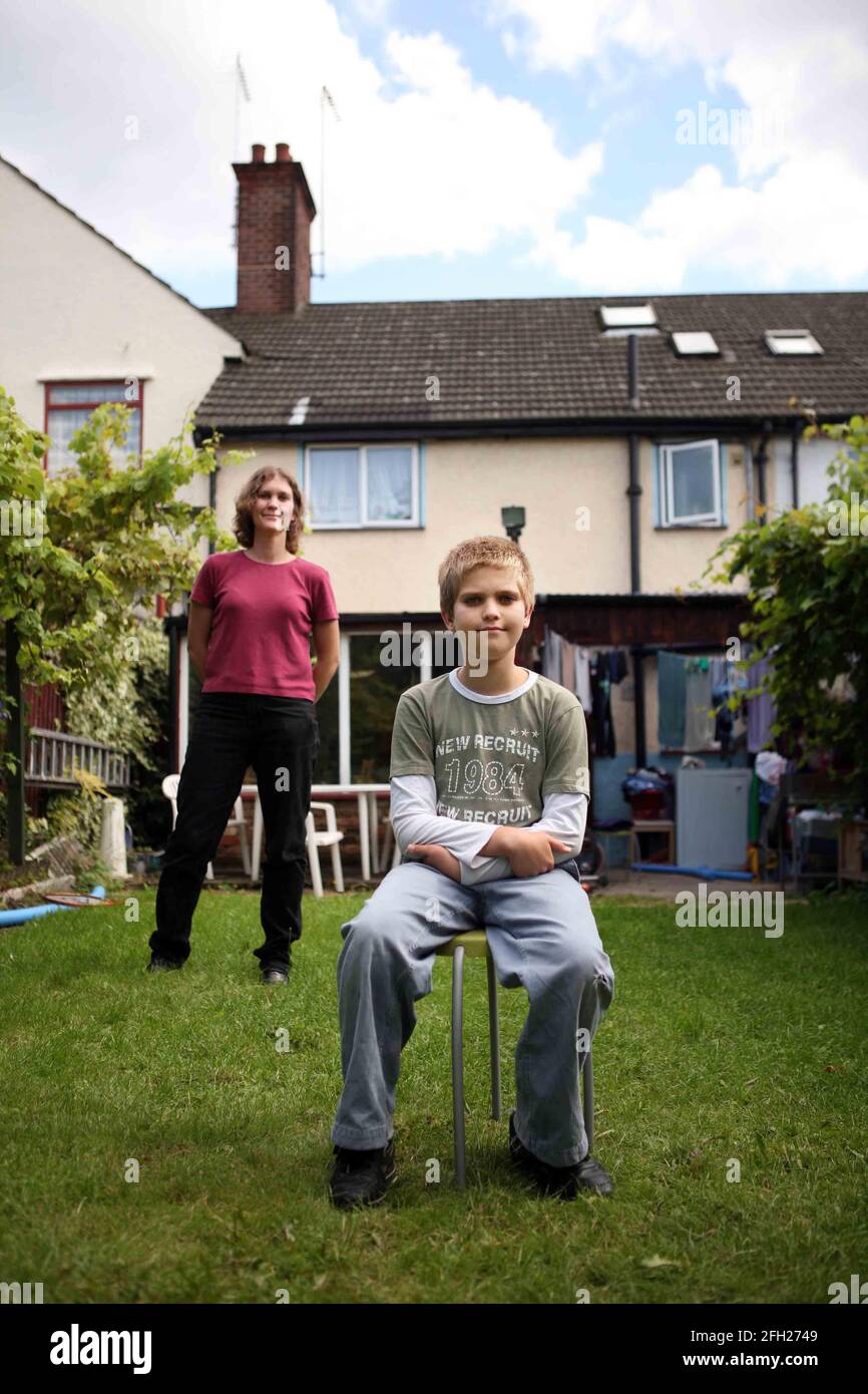 Ben Park (11) und seine Mutter Pamela Park zu Hause im Nordwesten Londons. Re. Mangel an männlichen Schullehrer s Geschichte pic David Sandison Stockfoto