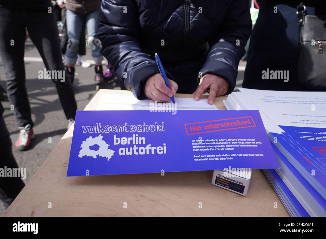 Berlin, Deutschland. April 2021. Bei einer Demonstration in der Leipziger Straße werden Unterschriften für das Referendum 'Berlin autofrei' gesammelt. Die Allianz muss bis Ende Juni 20,000 Unterschriften sammeln, um ein Referendum einzuleiten. 350 Teilnehmer sind registriert. Quelle: Jörg Carstensen/dpa/Alamy Live News Stockfoto