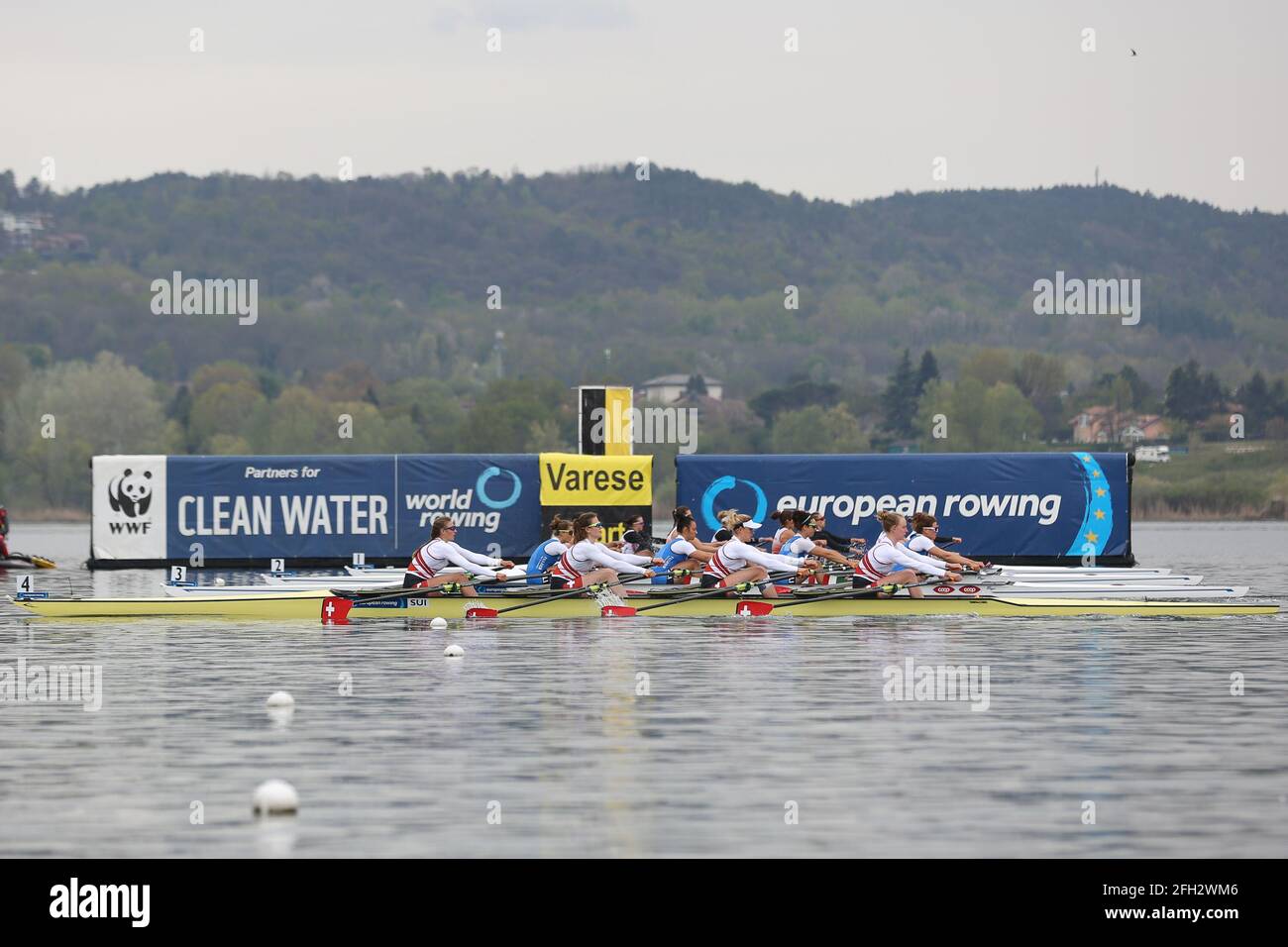 Start der Quadruple Sculls Repechage 2 der Frauen am 2. Tag bei den Rudereuropameisterschaften im Varese-See am 10. April 2021 in Varese, Italien Stockfoto