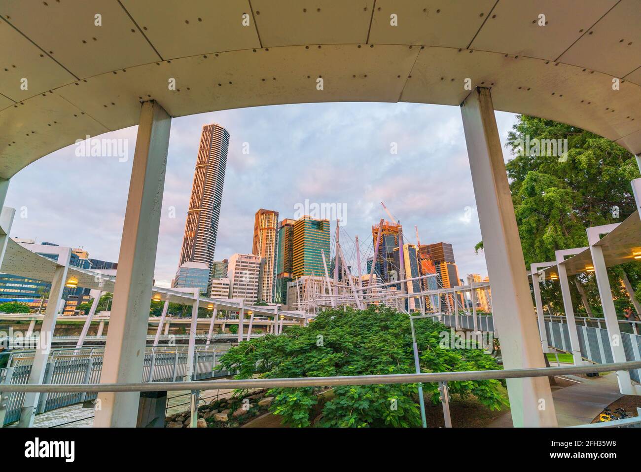 Skyline von Brisbane und Brisbane River bei Dämmerung in Australien Stockfoto