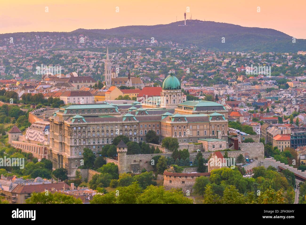 Skyline von Budapest in Ungarn. Nachtansicht des Parlamentsgebäudes über dem Donaudelta Stockfoto