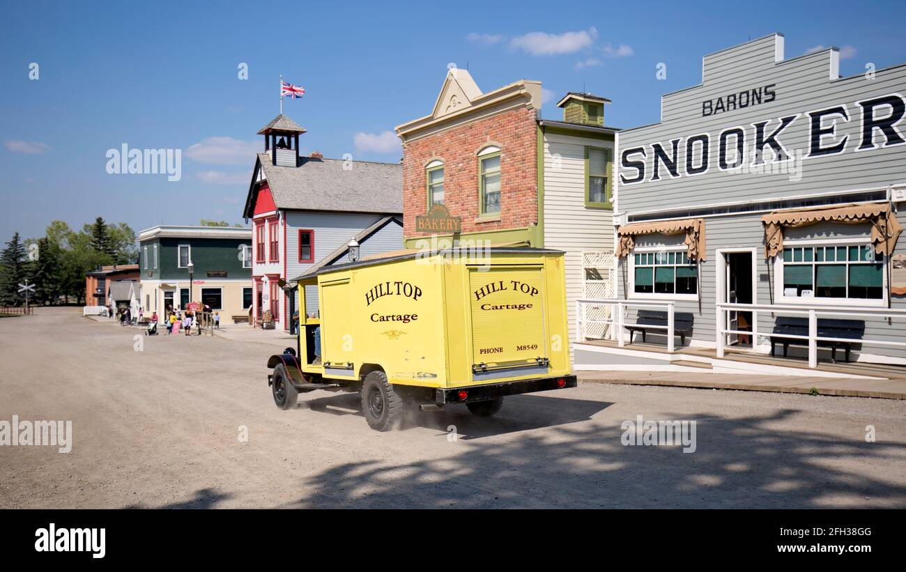 Vintage Truck fährt die Main Street entlang - Heritage Park Historical Village - Calgary, Kanada Stockfoto