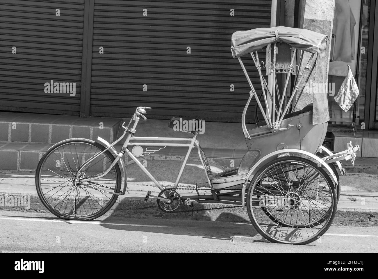 Schwarz-Weiß-Bild eines alten Fahrrad-Rikscha-Rikscha-Trishaw in Don Mueang Bangkok Thailand. Stockfoto