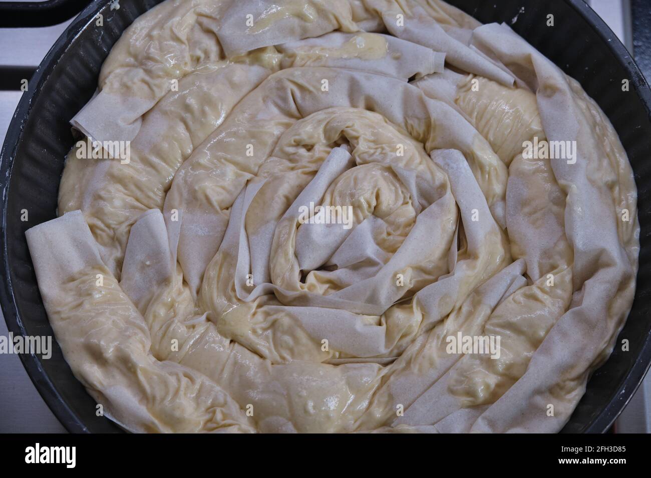 Banitsa, typisch bulgarischer Käsekuchen mit Phyllo, Butter, Eiern, Joghurt und sirene-Käse Stockfoto