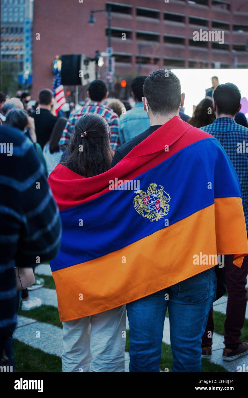 Armenian Heritage Park, Boston Massachusetts, USA, 24. April 2021: Hunderte von armenischen Amerikanern versammelten sich am Gedenktag an den Armeniern zum 106. Jahrestag des Völkermordes an 1.5 Millionen Armeniern durch das Osmanische Reich, 1915 bis 1923. Der derzeitige US-Präsident Joe Biden war auch der erste US-Präsident, der erklärte, dass die Tötung von Armeniern durch das Osmanische Reich, die moderne Türkei, ein Völkermord sei. Stockfoto