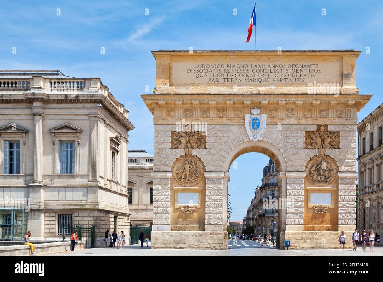 Montpellier, Frankreich - Juni 09 2018: Die Porte du Peyrou ist ein Triumphbogen, der sich gegenüber dem Eingang des Jardin de Peyrou, einem Park in der Nähe des Cen, befindet Stockfoto