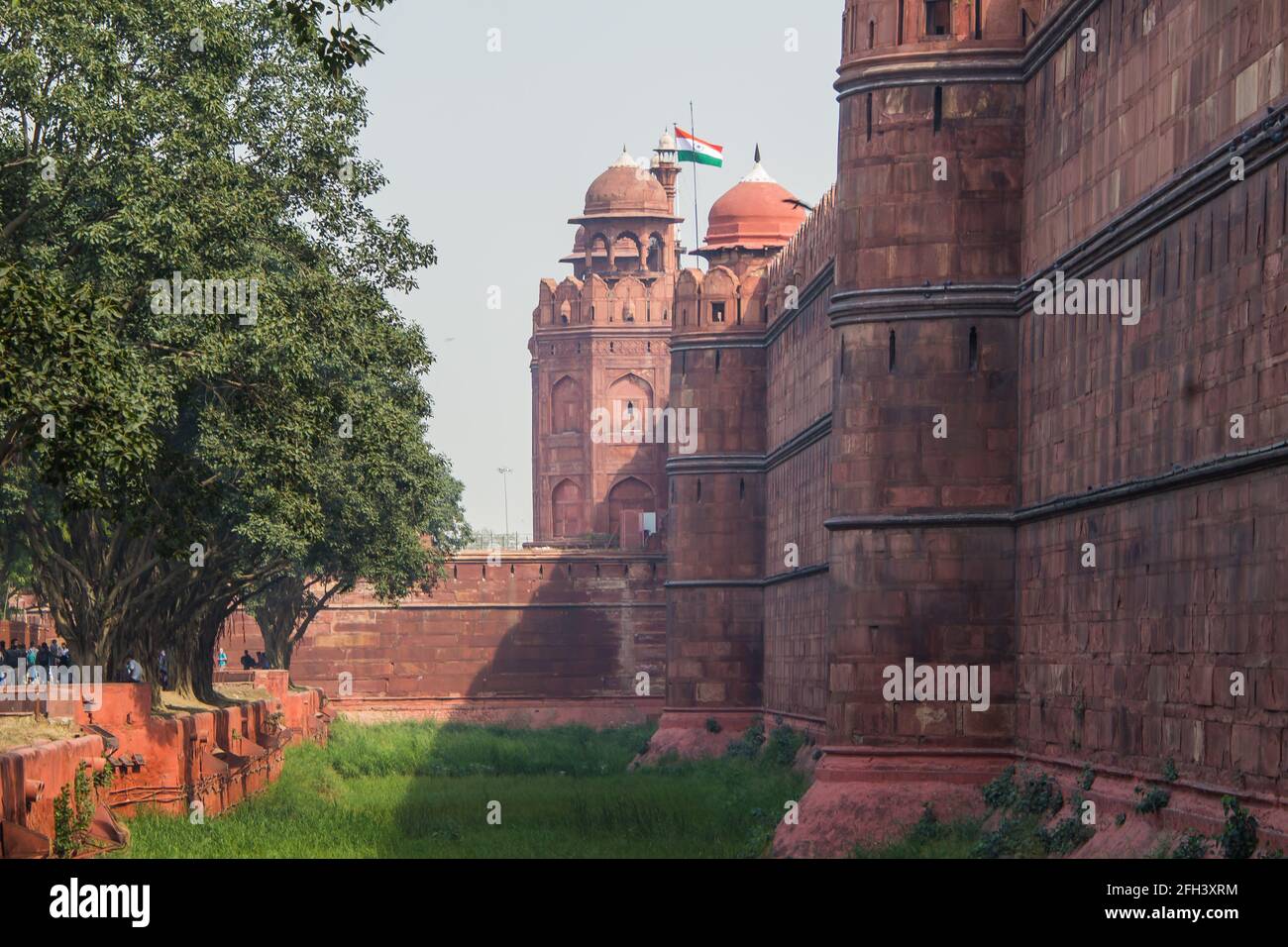 Ein Blick auf die Vordermauern und den Graben des Roten Fort im Sektor Alt-Delhi der indischen Hauptstadt Neu-Delhi. Die Wände sind 18 Meter hoch. Stockfoto