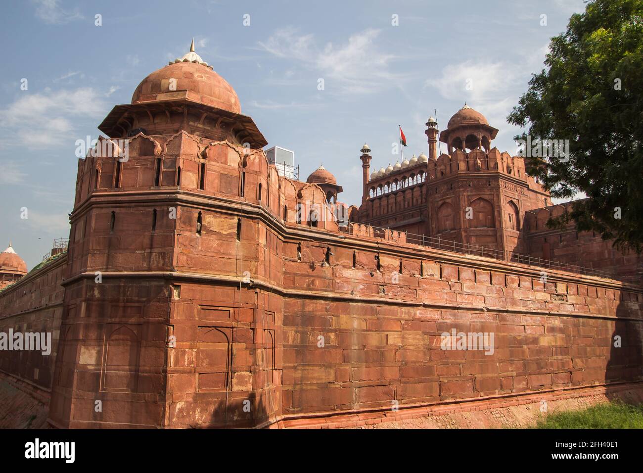 Befestigungsanlagen rund um das Lahore-Tor der Haupteingang zum Roten Fort in Alt-Delhi. Das Hotel liegt in Neu Delhi, der Hauptstadt Indiens. Stockfoto