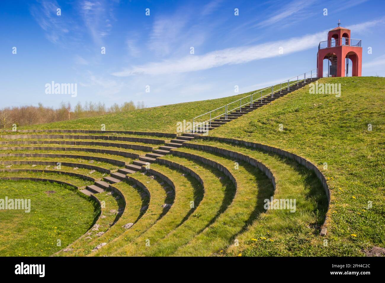 Amphitheater und roter Turm im Naturgebiet Reiderwolde, Niederlande Stockfoto