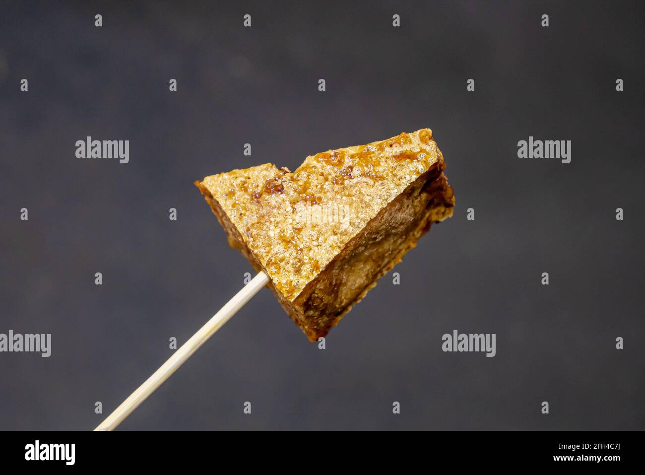 Stinky Tofu, eine Nahaufnahme von taiwanesischem traditionellem frittiertem Bancurd Street Food auf dem Nachtmarkt von Taipei in Taiwan. Stockfoto