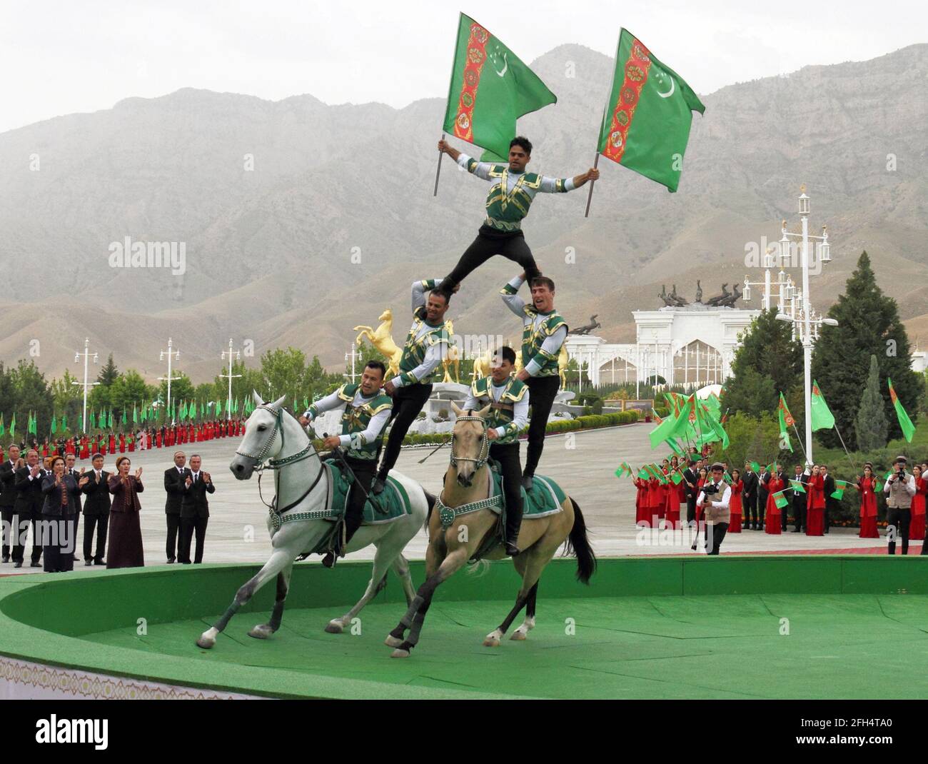 Reiter treten während der Feierlichkeiten zum nationalen turkmenischen Pferdetag und zum turkmenischen Schäferhundentag in der Nähe von Aschgabat, Turkmenistan, am 25. April 2021 auf. REUTERS/Vyacheslav Sarkisyan Stockfoto