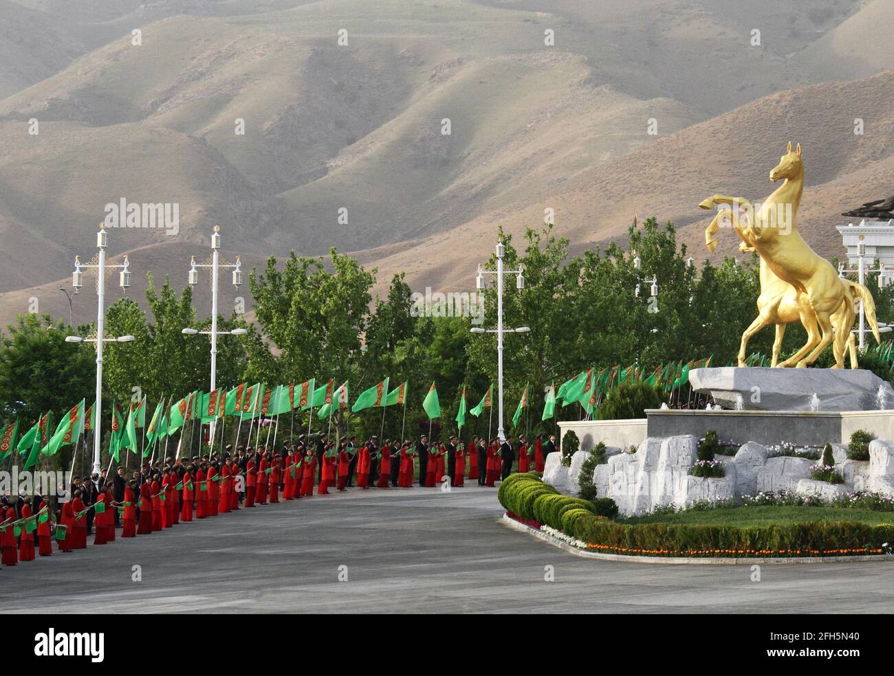 Künstler treten während der Feierlichkeiten zum nationalen Turkmenischen Pferdetag und zum turkmenischen Schäferhundentag in der Nähe von Aschgabat, Turkmenistan, am 25. April 2021 auf. REUTERS/Vyacheslav Sarkisyan Stockfoto