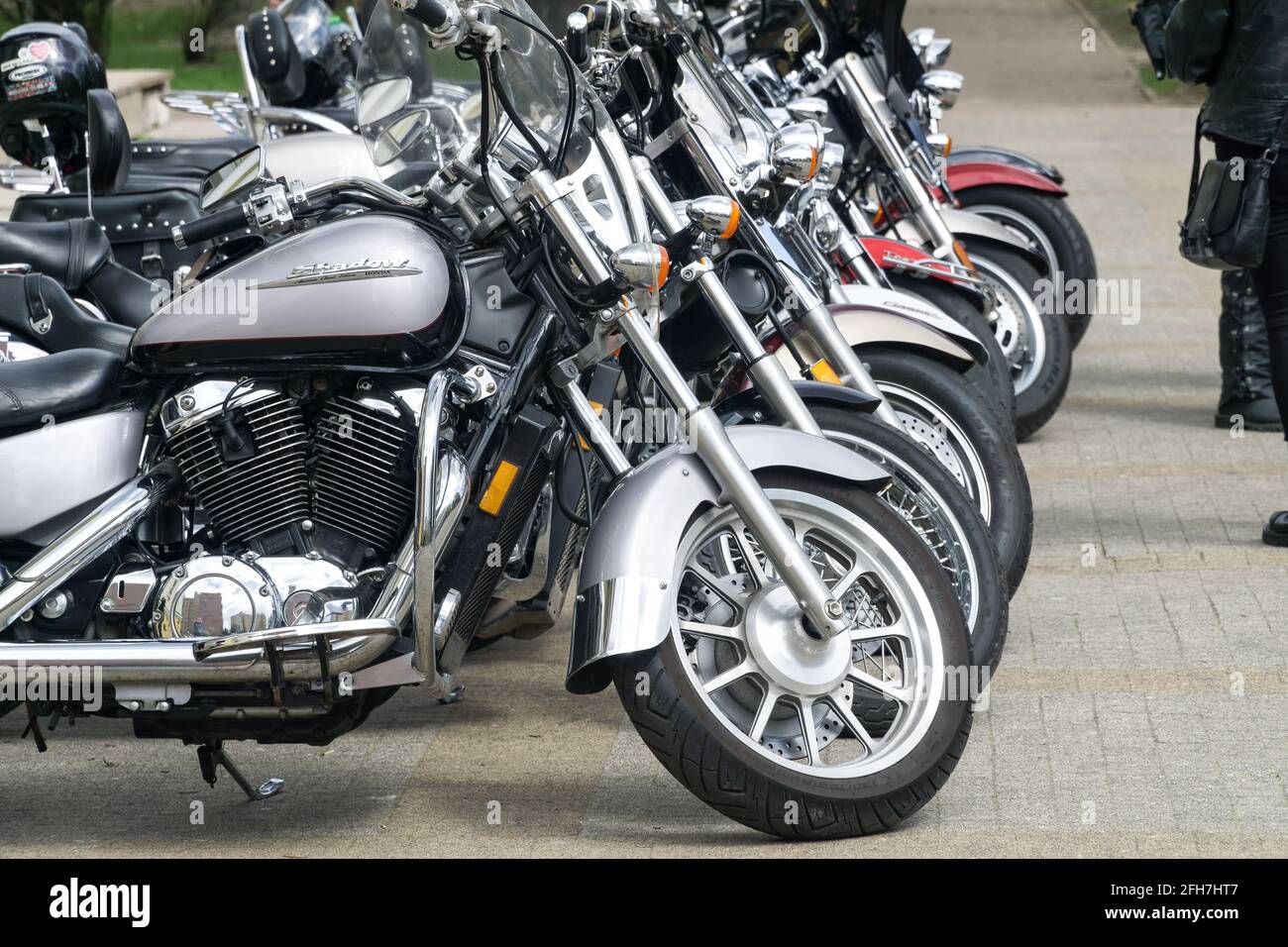 WARSCHAU, POLEN, 25. APRIL 2021: Klassische Motorräder auf dem Parkplatz für Motorräder. Honda Shadow im Vordergrund. Nahaufnahme von Motorrädern vorne wh Stockfoto