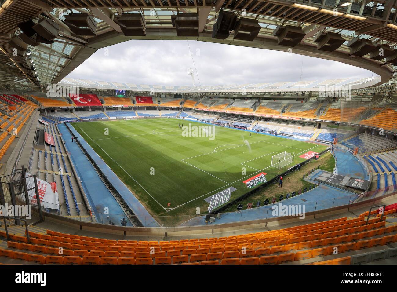 ISTANBUL, TÜRKEI - 25. APRIL: Gesamtansicht des Basaksehir Fatih Terim Stadions, Heimstadion von Istanbul Basaksehir während des Super Lig Spiels zwischen Istanbul Basaksehir und Alanyaspor im Basaksehir Fatih Terim Stadium am 25. April 2021 in Istanbul, Türkei (Foto: Orange Picches) Stockfoto