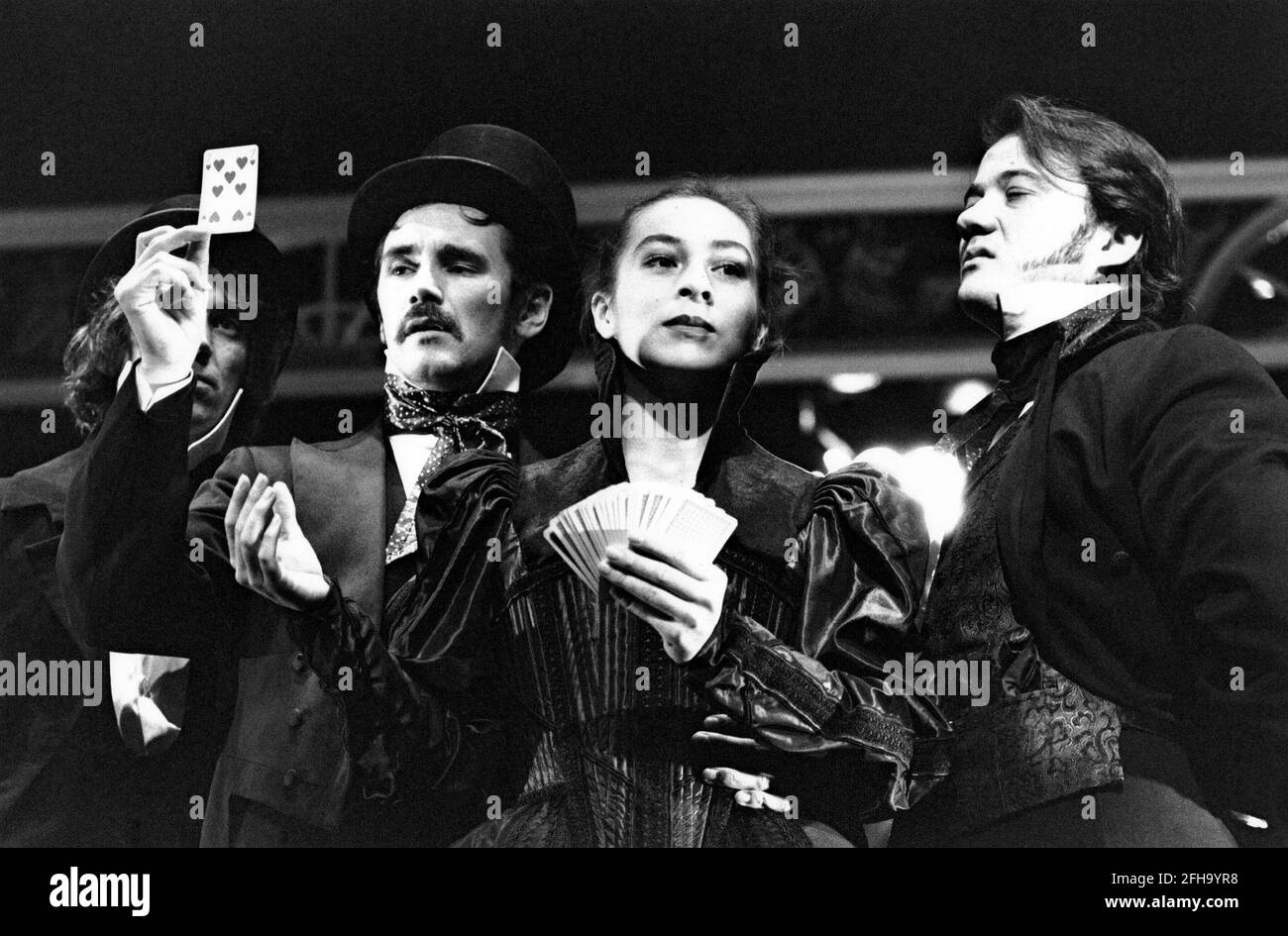 l-r: Mark Rylance (Our Lady), Fuschia Peters (Anna Candelabra), Tony Bluto (Gabriel) in GAMBLERN von Nikolai Gogol im Tricycle Theatre, London NW6 07/0/1992 in einer neuen Version von Chris Hannan Musik: Alfred Schnittke Design: Oleg Sheintsis Beleuchtung: David i Taylor Regie: Dalia Ibelhauptaite Stockfoto