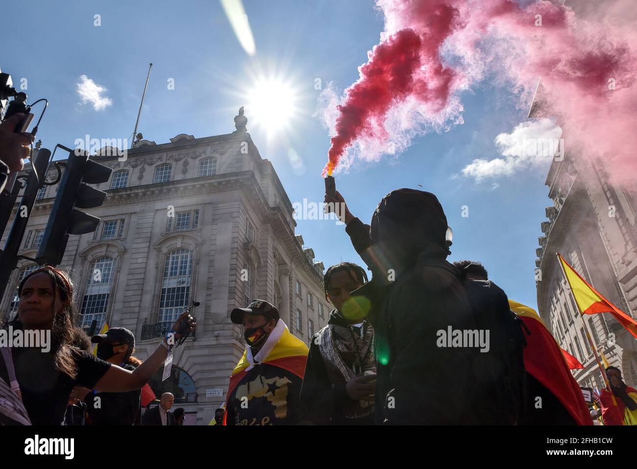 Piccadilly Circus, London, Großbritannien. April 2021. Im Zentrum von London protestieren Menschen und marschieren für Tigray. Kredit: Matthew Chattle/Alamy Live Nachrichten Stockfoto